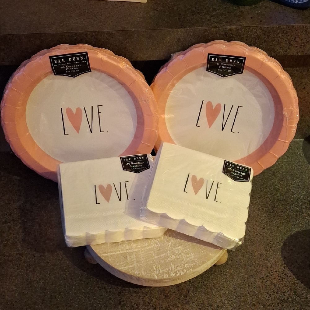 🩷🤍Rae Dunn LOVE Valentine's Day Plates & Napkins Set🩷🤍